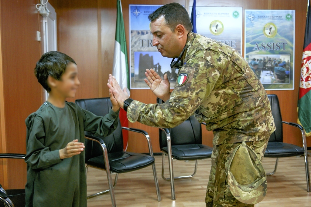 militare italiano gioca con un bambino Afghano.jpg